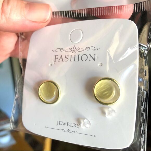 Fashion Gold Brushed Stud Earrings (A)164 - Picture 5 of 7